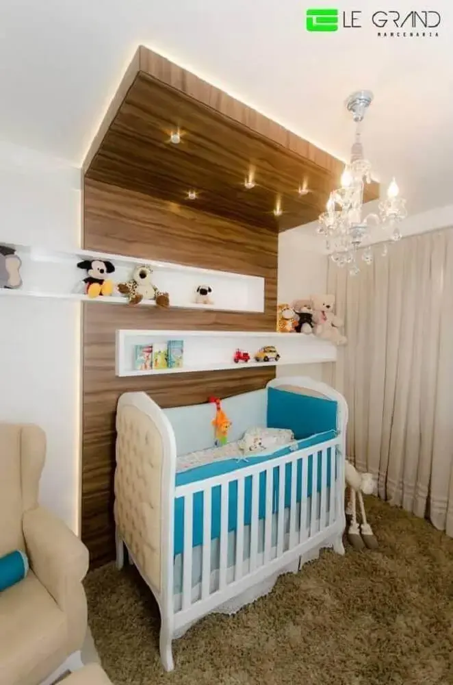 nichos para quarto de bebê decorados com brinquedos