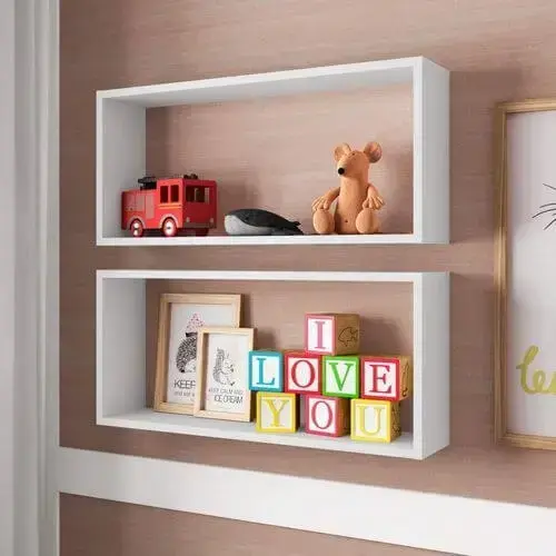 nichos para quarto de bebê - nicho branco com brinquedos 