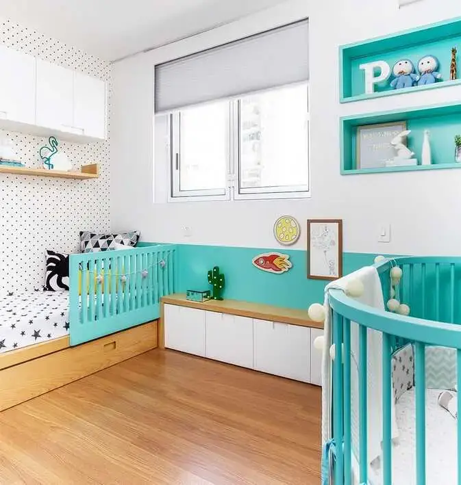 nichos para quarto de bebê - quarto com nichos azuis embutidos 