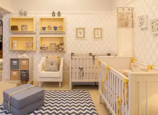 nichos para quarto de bebê - quarto com papel de parede decorado 