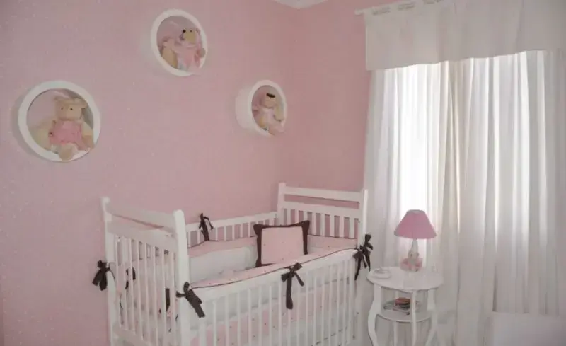 nichos para quarto de bebê - quarto com papel de parede rosa 