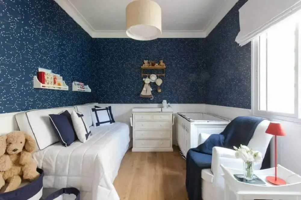 papel de parede azul escuro para quarto de bebê pequeno decorado