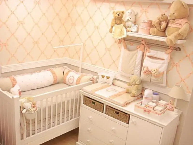 papel de parede delicado para quarto de bebê pequeno decorado