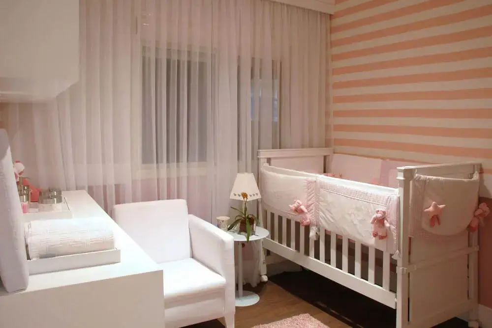 papel de parede listrado para quarto de bebê simples e pequeno