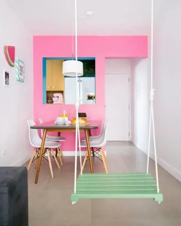Parede pink para sala de estar colorida com balanço
