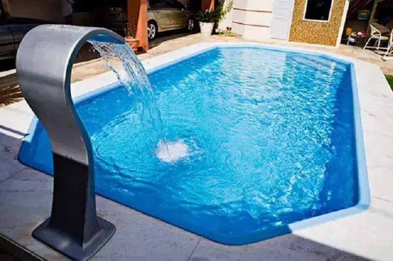 piscina de fibra em espaço pequeno