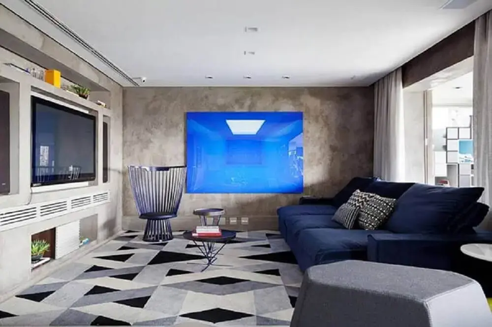 quadro grande para sala de estar com parede de cimento queimado e sofá azul escuro