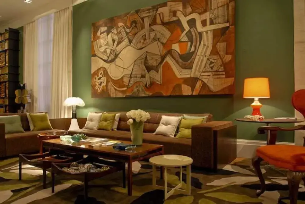 quadros grandes para sala de estar com parede verde e sofá marrom
