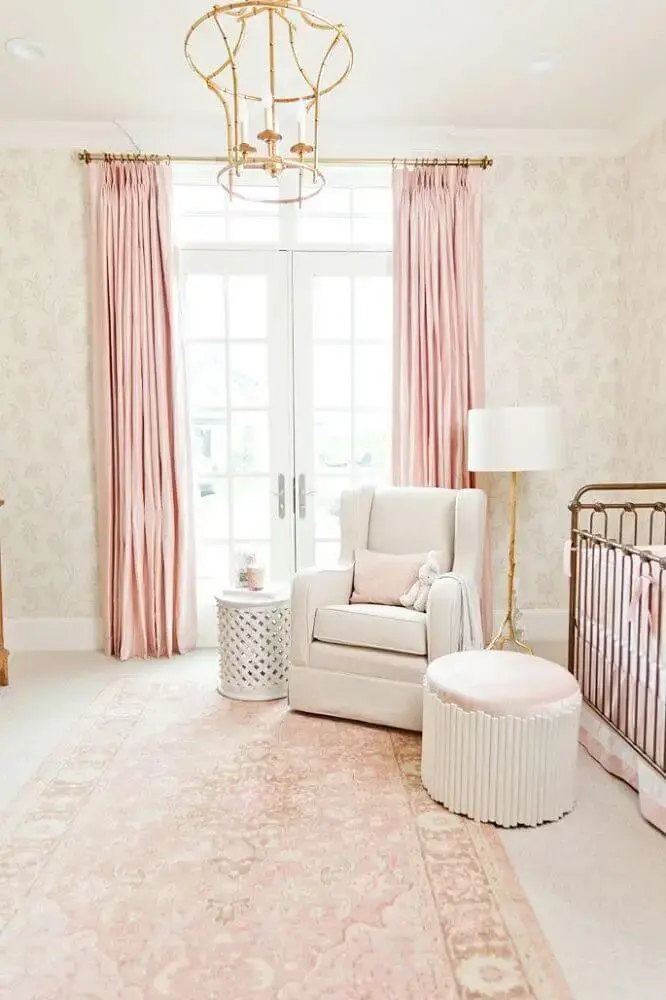 quarto de bebê decorado cor bege claro e rosa