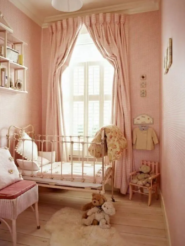 quarto de bebê pequeno com decoração em tons de rosa