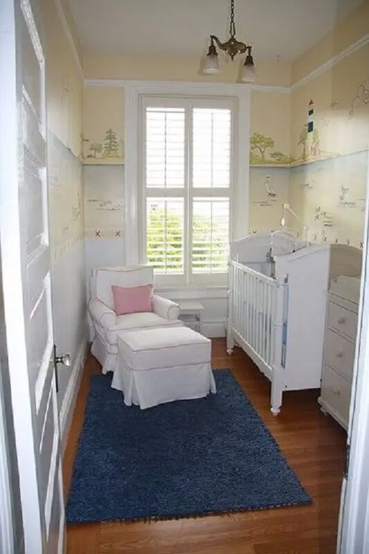 quarto de bebê pequeno e simples decorado
