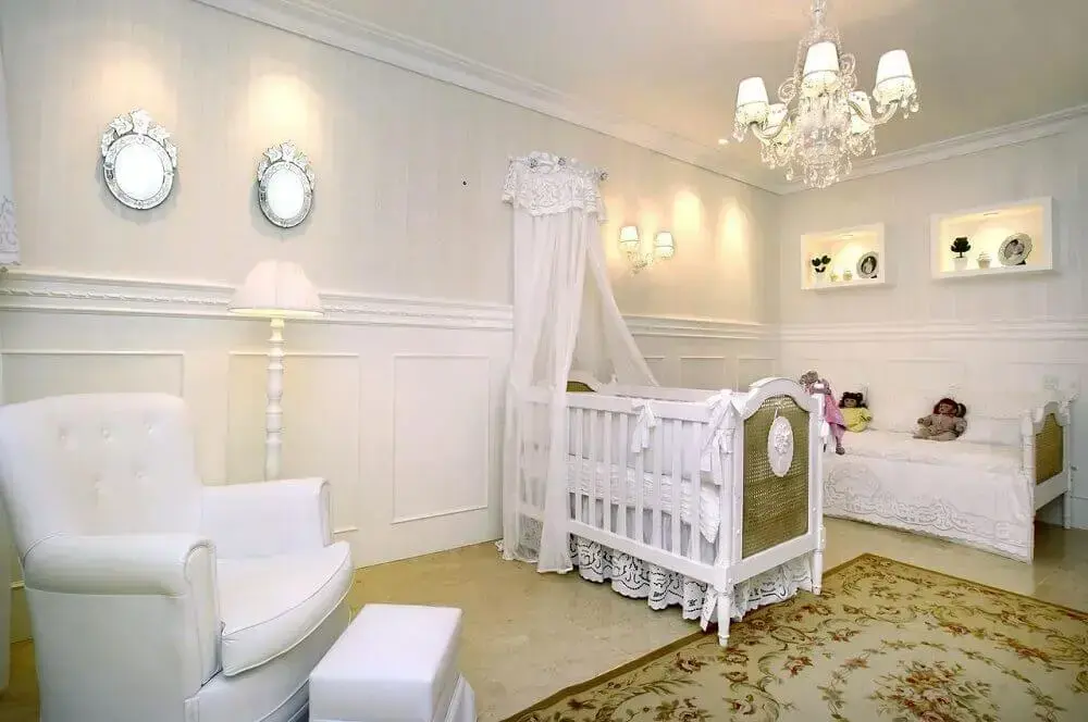 quarto de bebê todo branco com nichos para quarto de bebê com led
