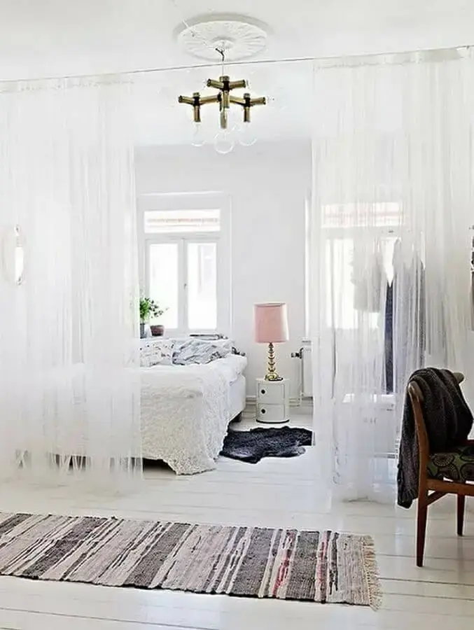 quarto todo branco com cortina divisória de ambiente