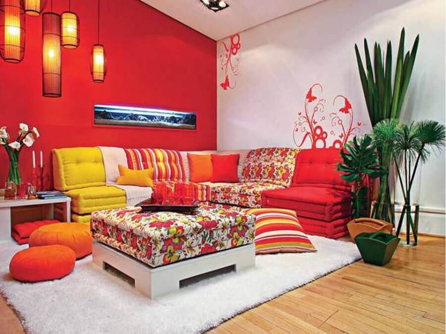 sala de estar decorada com cores fortes Foto Live Enhanced
