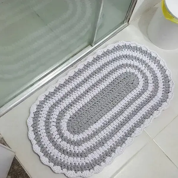 Utilize o tapete de crochê oval na entrada do box do banheiro