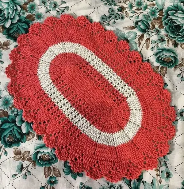 Tapete de crochê oval vermelho e branco