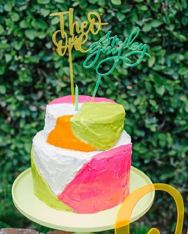 Invista em bolos criativos para a festa neon