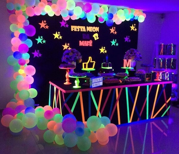 Decoração de festa neon com diversos balões