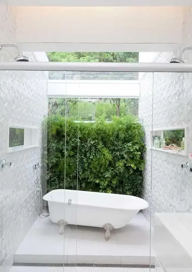 A claraboia marca diversos projetos de banheiros modernos