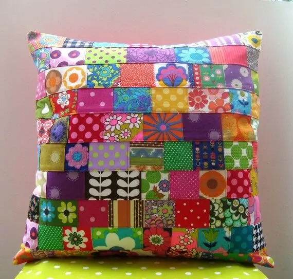 Almofada colorida com várias estampas de patchwork Foto de Ab Obchod