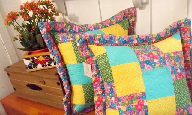 Almofadas com capa de patchwork floral Foto de Faloni Máquinas