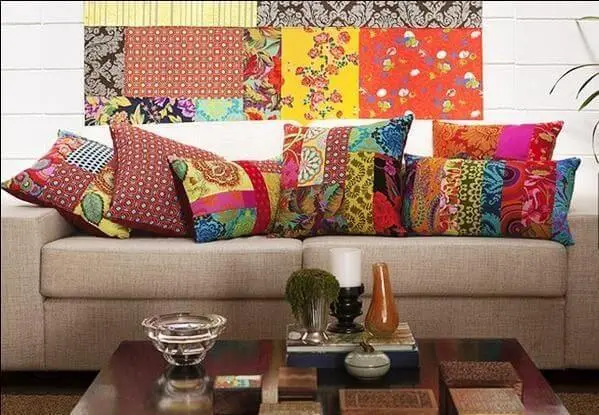 Almofadas de patchwork em sofá