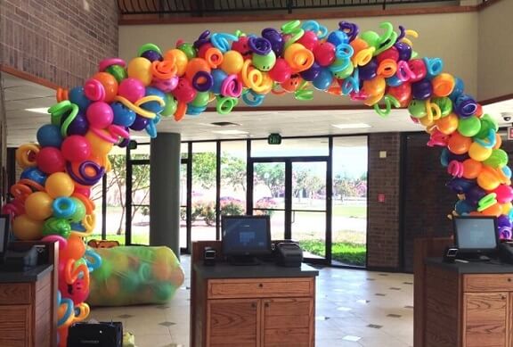 Arco de bexiga amplo bem colorido Foto de Celebrate It Balloons