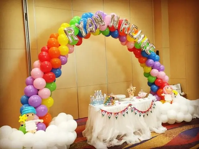 Arco de bexiga colorido com balões com letras metálicas Foto de JY Entertainments