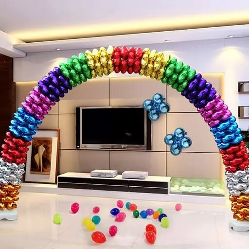 Arco de bexiga colorido com balões metálicos Foto de My Party Universe