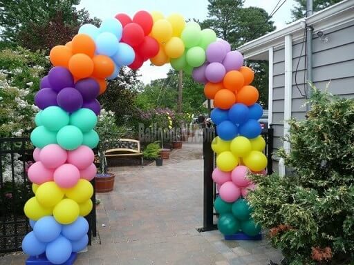 Arco de bexiga colorido na entrada da festa Foto de Balloons NJ