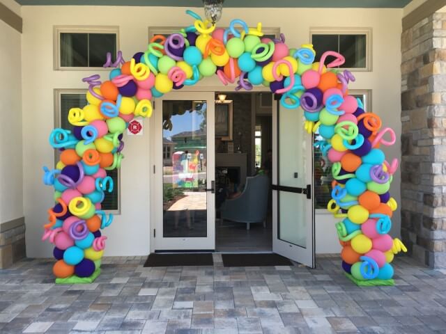 Arco de bexiga colorido na entrada da festa Foto de Pinterest
