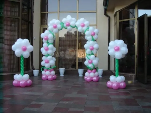 Arco de bexiga com balões brancos e rosa formando flores Foto de Jacobasan