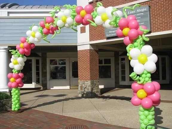 Arco de bexiga com balões formando flores Foto de Bella Flair Design