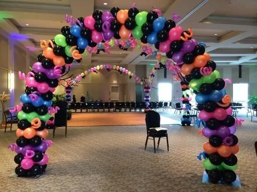 Arco de bexiga com balões pretos e cores fortes Foto de Funtacee Parties