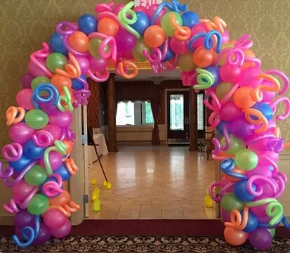 Arco de bexiga com cores fortes e balão palito Foto de Beach Party Balloons