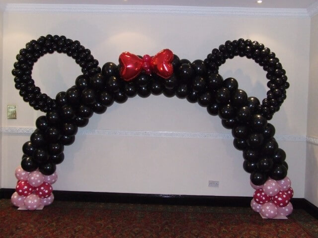 Arco de bexiga com tema Minnie Foto de Flower and Balloon Company