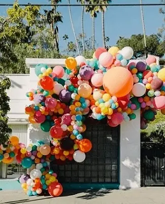 Arco de bexiga de parede com balões de vários tamanhos Foto de Pinterest