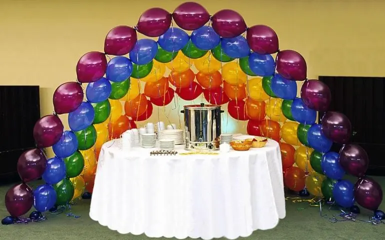 Arco de bexiga formado por arcos com cores diferentes formando um arco-íris Foto de Margaretting
