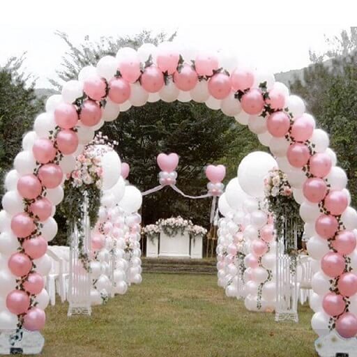 Arco de bexiga rosa e branco em casamento Foto de Pinterest