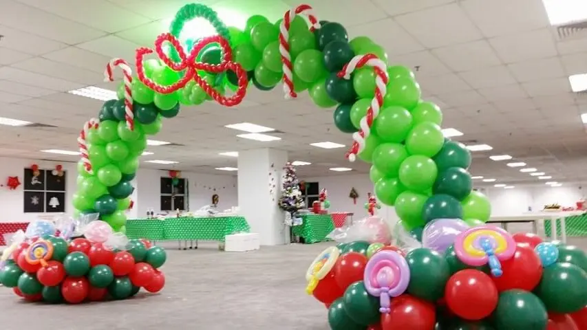 Arco de bexiga verde com balões parecendo doces Foto de Party Fiesta R