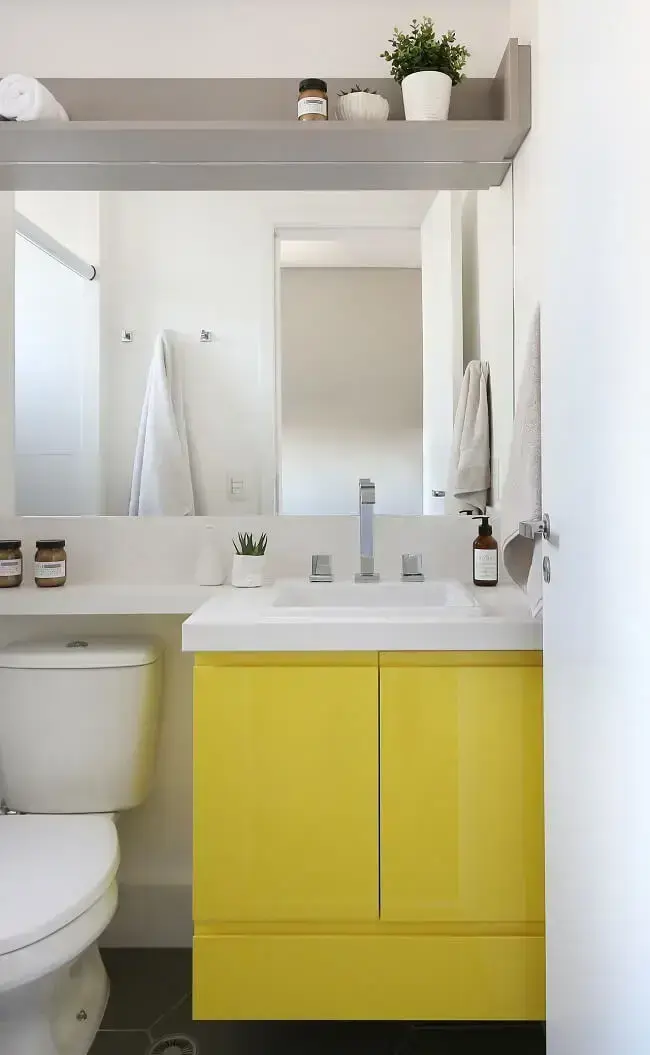 Armário amarelo traz luz e alegria para projetos de banheiros modernos