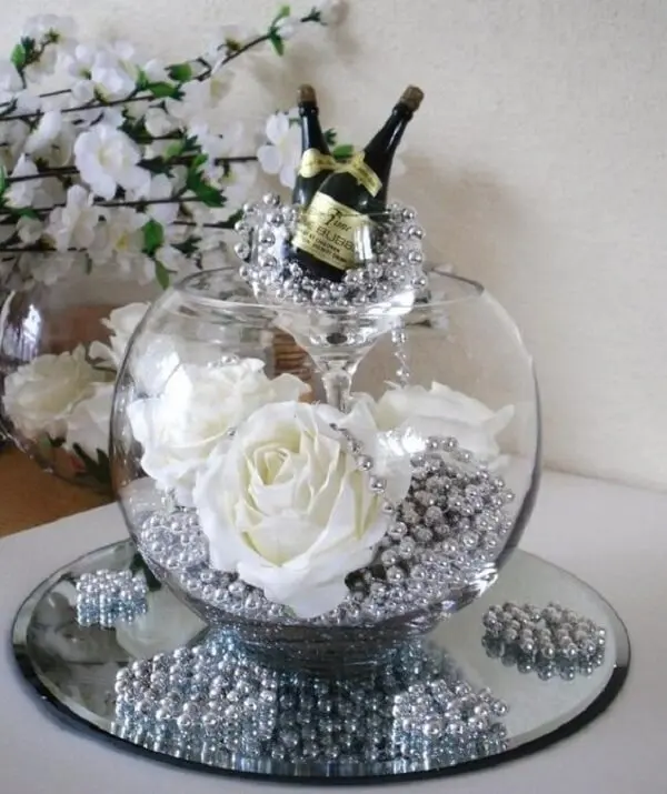 As flores de EVA em tom branco complementam a decoração do pote de vidro