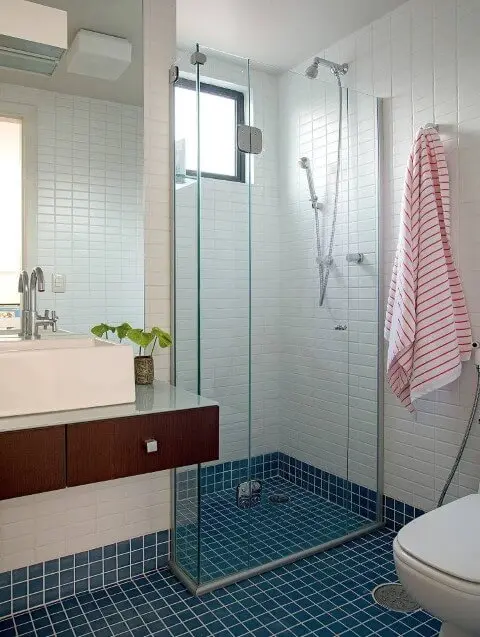 Banheiro com chão azul e paredes com revestimento branco Foto de Minha Casa