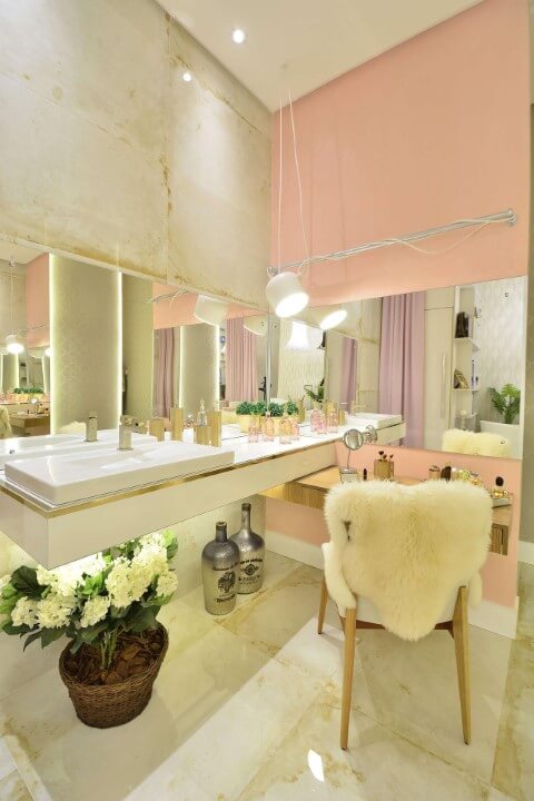 Banheiro com parede m tons de rosa com espelhos Projeto de Casa Cor 2016