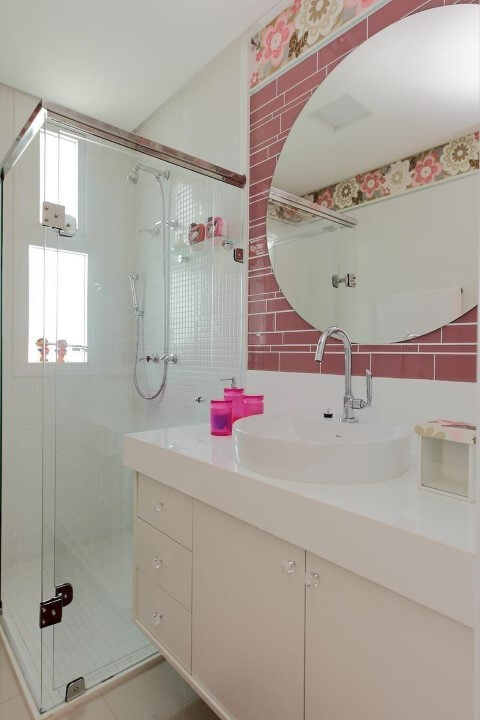 Banheiro com revestimento em tons de rosa e de flores Projeto de Rodrigo Fonseca