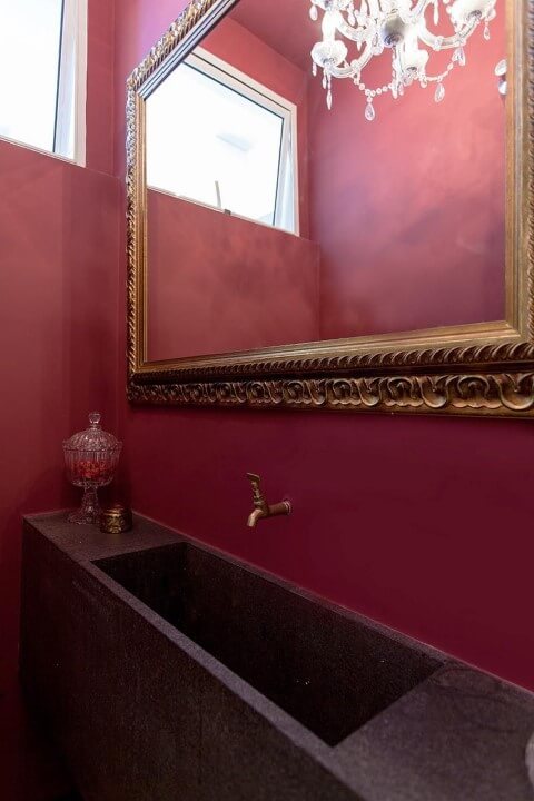 Banheiro simples com espelho com moldura em parede em tons de rosa escuros Projeto de Tria Arquitetura