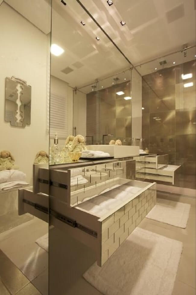 Banheiros modernos com bancadas espelhadas feitas sob medida