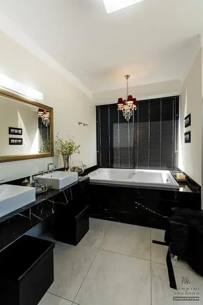 Banheiros modernos com banheira de hidromassagem revestida de mármore
