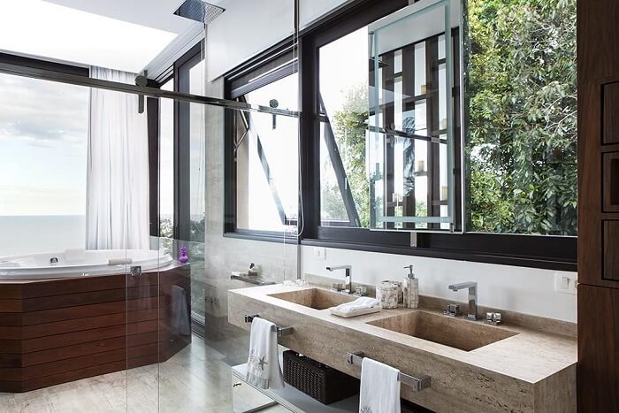 Banheiros modernos com banheira revestida em madeira