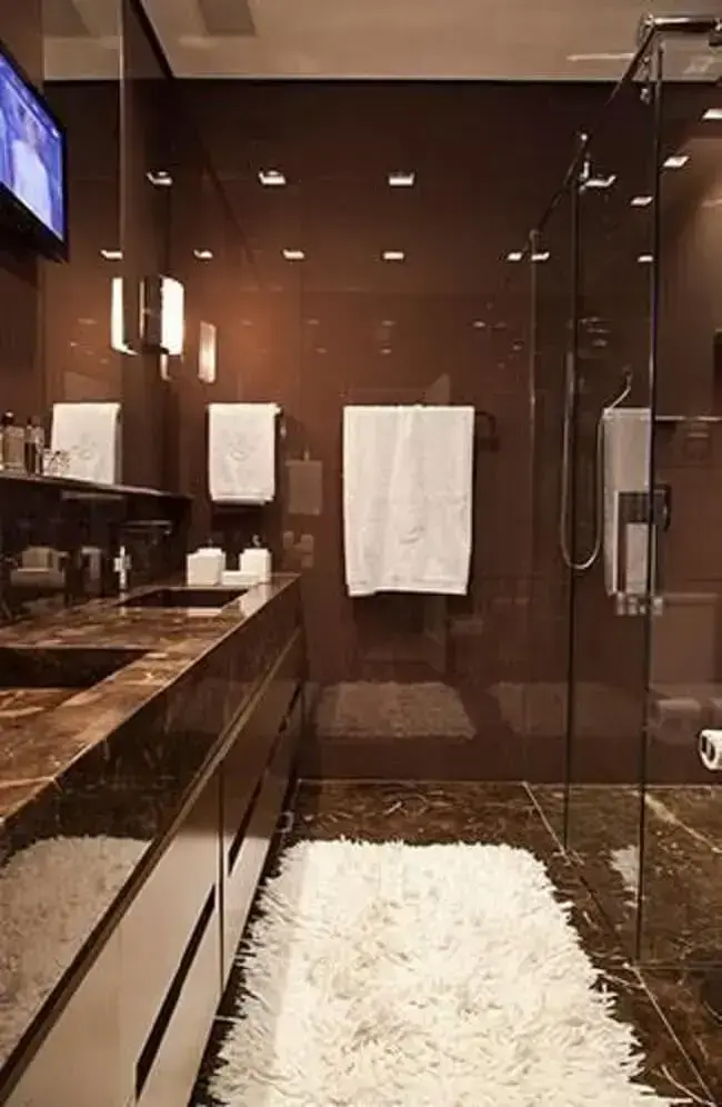 Banheiros modernos com box de vidro e mármore